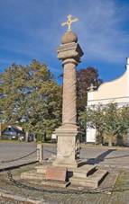 Police nad Metuj - sloup u kostela.jpg