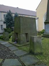 Police nad Metuj - pomnk partyzna.jpg