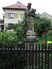 VelkÃ¡ Ledhuje, sloup se sochou svatÃho Jana NepomuckÃho.jpg