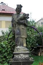 VelkÃ¡ Ledhuje, sloup se sochou svatÃho Jana NepomuckÃho.jpg