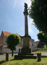 Sloup se sochou Panny Marie, nmst, Strkov.JPG