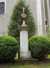 Krucifix pÅ™ed kostelem Panny Marie pomocnÃ.JPG