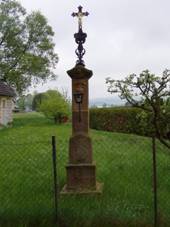 Wayside Cross in r nad Metuj 01.JPG