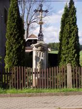 Wayside Cross in r nad Metuj 02.JPG