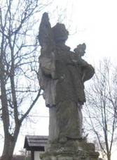 https://upload.wikimedia.org/wikipedia/commons/9/9b/Plastika_v_parku_nad_pitn%C3%BDm_pavilonem_v_Karlov%C4%9B_Stud%C3%A1nce_%28Q72850085%29_02.jpg