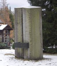 https://upload.wikimedia.org/wikipedia/commons/4/42/Plastika_Chr%C3%A1n%C4%9Bn%C3%A9_krajinn%C3%A9_oblasti_Jesen%C3%ADky_u_Pitn%C3%A9ho_pavilonu_v_Karlov%C4%9B_Stud%C3%A1nce_%28Q72850038%29_01.jpg