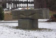 https://upload.wikimedia.org/wikipedia/commons/4/43/Plastika_v_parku_nad_pitn%C3%BDm_pavilonem_v_Karlov%C4%9B_Stud%C3%A1nce_%28Q72850085%29_01.jpg