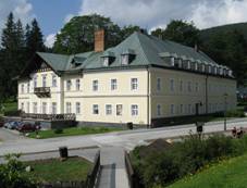 https://upload.wikimedia.org/wikipedia/commons/thumb/0/0f/L%C3%A1ze%C5%88sk%C3%BD_d%C5%AFm_Bezru%C4%8D%2C_Karlova_Stud%C3%A1nka_1957.JPG/1280px-L%C3%A1ze%C5%88sk%C3%BD_d%C5%AFm_Bezru%C4%8D%2C_Karlova_Stud%C3%A1nka_1957.JPG