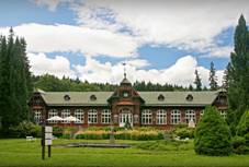https://upload.wikimedia.org/wikipedia/commons/thumb/a/a6/Karlova_Stud%C3%A1nka_Letn%C3%AD_l%C3%A1zn%C4%9B_104799.jpg/1280px-Karlova_Stud%C3%A1nka_Letn%C3%AD_l%C3%A1zn%C4%9B_104799.jpg
