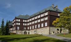 https://upload.wikimedia.org/wikipedia/commons/thumb/a/a6/Karlova_Stud%C3%A1nka_%28Bad_Karlsbrunn_%29_-_hotel_Libu%C5%A1e.JPG/1920px-Karlova_Stud%C3%A1nka_%28Bad_Karlsbrunn_%29_-_hotel_Libu%C5%A1e.JPG