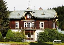 https://upload.wikimedia.org/wikipedia/commons/thumb/6/63/Villa_Eugen_%28d%C5%99%C3%ADve_%C5%A0%C3%A1rka%29.jpg/1280px-Villa_Eugen_%28d%C5%99%C3%ADve_%C5%A0%C3%A1rka%29.jpg