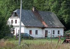 Domy pi hlavn silnici