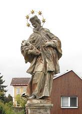 https://upload.wikimedia.org/wikipedia/commons/thumb/b/bb/Sosnov%C3%A1_%28okres_Opava%29%2C_socha_sv._Jan_Nepomuck%C3%BD.jpg/800px-Sosnov%C3%A1_%28okres_Opava%29%2C_socha_sv._Jan_Nepomuck%C3%BD.jpg
