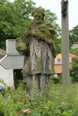 https://upload.wikimedia.org/wikipedia/commons/thumb/5/58/Velk%C3%A9_Heraltice%2C_statue.jpg/800px-Velk%C3%A9_Heraltice%2C_statue.jpg