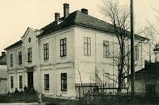 https://upload.wikimedia.org/wikipedia/commons/thumb/e/ed/01161-Gro%C3%9Fherrlitz-1899-Post_und_Schule-Br%C3%BCck_%26_Sohn_Kunstverlag.jpg/1280px-01161-Gro%C3%9Fherrlitz-1899-Post_und_Schule-Br%C3%BCck_%26_Sohn_Kunstverlag.jpg