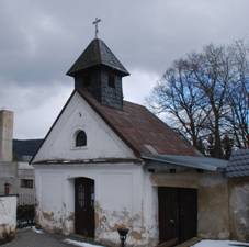 https://upload.wikimedia.org/wikipedia/commons/thumb/7/76/H%C5%99bitovn%C3%AD_kaple_%28Vrbno_pod_Prad%C4%9Bdem%29_2.JPG/1280px-H%C5%99bitovn%C3%AD_kaple_%28Vrbno_pod_Prad%C4%9Bdem%29_2.JPG