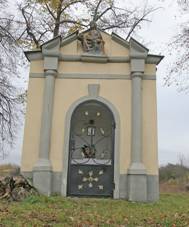 Kaple u kiovatky do Chotusic 02.JPG