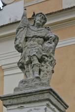 Kostel sv. Vclava (Chotusice) sochy u vchodu1.JPG