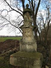 Krchleby, socha svatho Jana Nepomuckho na hrzi rybnka.jpg