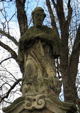 Krchleby, socha svatho Jana Nepomuckho na hrzi rybnka.jpg