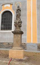 Ronov nad Doubravou - socha Panny Marie.jpg