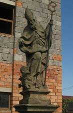 Ronov, sochy svatho Prokopa a svatho Jana Nepomuckho.jpg