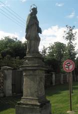 Ronov, sochy svatho Prokopa a svatho Jana Nepomuckho.jpg