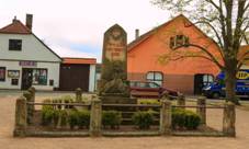 Ronov nad Doubravou - pomnk padlch.jpg