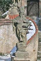 Sochy na schoditi u kostela ve Zbyslavi.jpg