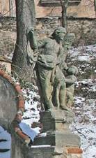 Sochy na schoditi u kostela ve Zbyslavi.jpg