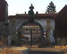 Chrastn - brna se sochou svatho Linharta (1).JPG