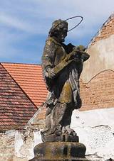 Objekt bval tvrze a socha svatho Jana Nepomuckho