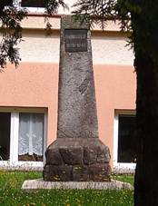 Pamtnk u koly v Hodjovicch.jpg