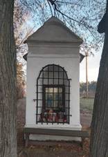 Kaplika severn od obce.jpg