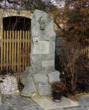 indlovy Dvory, house No30 + memorial (01).jpg