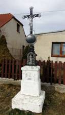 Mokr (Litvnovice), wayside cross at house No 25 (01).jpg