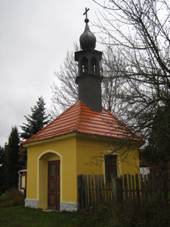 Tnov (Petkov) - kaplika ve stedu vsi.JPG