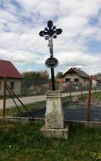 Trocnov, wayside cross in the centre (01).jpg