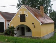 https://upload.wikimedia.org/wikipedia/commons/thumb/d/db/Tupesy_%28Radosovice%29-2010-09-25-HasicarnaAKovarna.JPG/1024px-Tupesy_%28Radosovice%29-2010-09-25-HasicarnaAKovarna.JPG