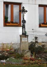 https://upload.wikimedia.org/wikipedia/commons/thumb/4/47/Vr%C3%A1b%C4%8De%2C_Rozinka%2C_wayside_cross.jpg/800px-Vr%C3%A1b%C4%8De%2C_Rozinka%2C_wayside_cross.jpg
