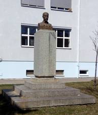 https://upload.wikimedia.org/wikipedia/commons/thumb/b/bb/Nov%C3%A9_Vr%C3%A1to%2C_TGM_memorial_01.jpg/800px-Nov%C3%A9_Vr%C3%A1to%2C_TGM_memorial_01.jpg