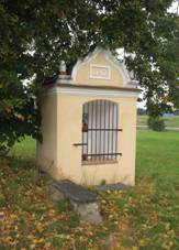 Kaplika vchodn od Dobic (Q37172929).jpg