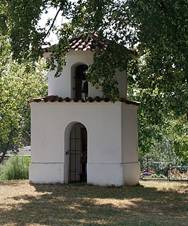 Sted nvsi: zleva pomnk padlm, kaple se zvonikou, kamenn k