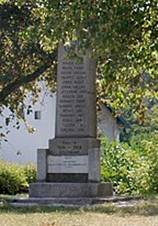 Sted nvsi: zleva pomnk padlm, kaple se zvonikou, kamenn k