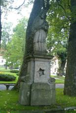 Socha sv. Jana NepomuckÃho v parku na nÃ¡m›stÃ, HornÃ PlanÃ¡.jpg