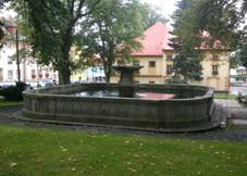 KaÅ¡na v parku nad m›stskÃ½m ÃºÅ™adem, HornÃ PlanÃ¡.jpg