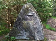 RosenauerÅ¯v pomnÃk (Rosenauerstein) - Å umava (BÃhmerwald).JPG