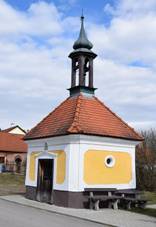 Chapel of the Coronation of Virgin Mary in Pleovice 02.jpg