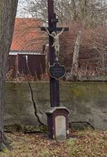 Cross and bell in Prostedn Svince 02.jpg