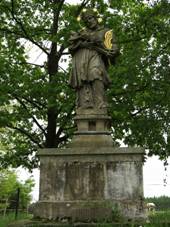 Holkov, socha svatho Jana Nepomuckho.jpg